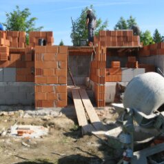 GeMini Mauerwerk Wegen Bauvorschreibung (Blick auf die Berge soll erhalten bleiben) musste der Bau in den Hang angesenkt werden.