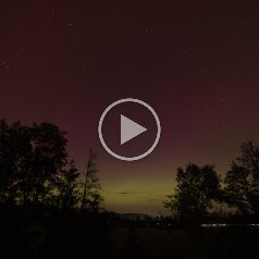 dng_h264-420_720p_25_LQ_2xSlow Polarlicht Timelaps Von Mitternacht bis zur Dämmerung. Die Lichtspuren rechts unten kommen von der Fahrzeugen die von und nach Bad Schallerbach unterwes sind....