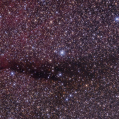 Barnard-145 LBN190, Barnard145 / LDN865, SAO 69310 in Cygnus Intes Mk69 St10XME L200min & Np101SxvH9 RGB 63/63/68min ~5min Subs synchron on G42 Gbg. 20080701