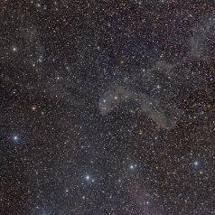 LBN437-Esprit-80-400 Die Weitfeldaufnahme bei 400mm Brennweite und der Canon EOS6D (nicht modifiziert) zeigt sehr gut die Dunkelnebel in der Umgebung. Dazu wurden an die 15 Stunden...