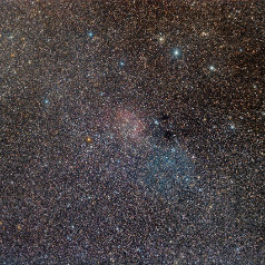 Sh2-132-Esprit-6D Ist über 13 Stunden durch den Skywatcher Esprit 80-ED belichtet, der auf meinem Hauptinstrument montiert ist. Als Kamera wurde eine Canon EOS6D (nicht...